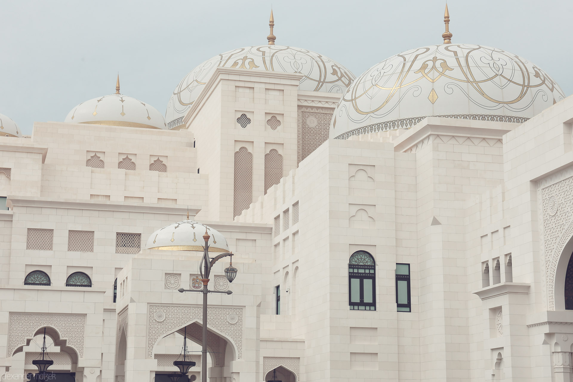 Foto von Ornate domes and intricate arabesques rise in serene harmony at Al Ras Al Akhdar, Abu Dhabi—an ode to Emirati grandeur.