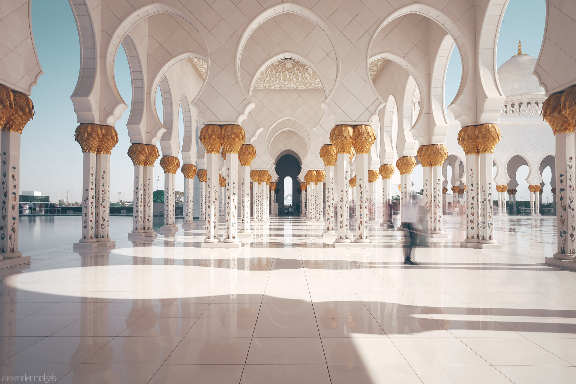 Foto von Sunlight dances on marble beneath gilded arches at Sheikh Zayed Grand Mosque, Al Rawdah, Abu Dhabi. Tranquil, ethereal beauty captured.