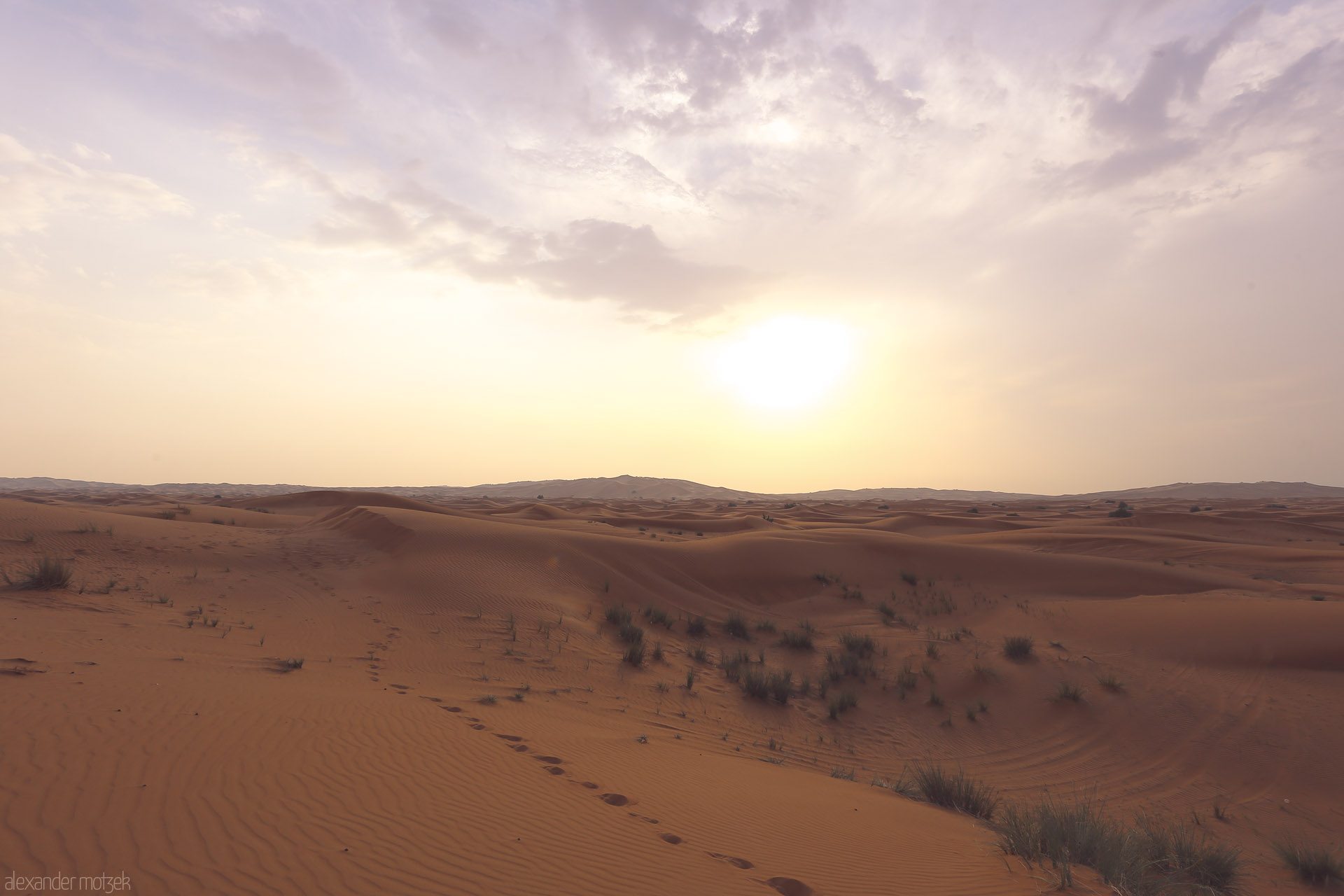 Foto von Traces in golden sands at sunset, Al Madam, UAE—where desert silence meets the endless sky in Sharjah’s boundless embrace.