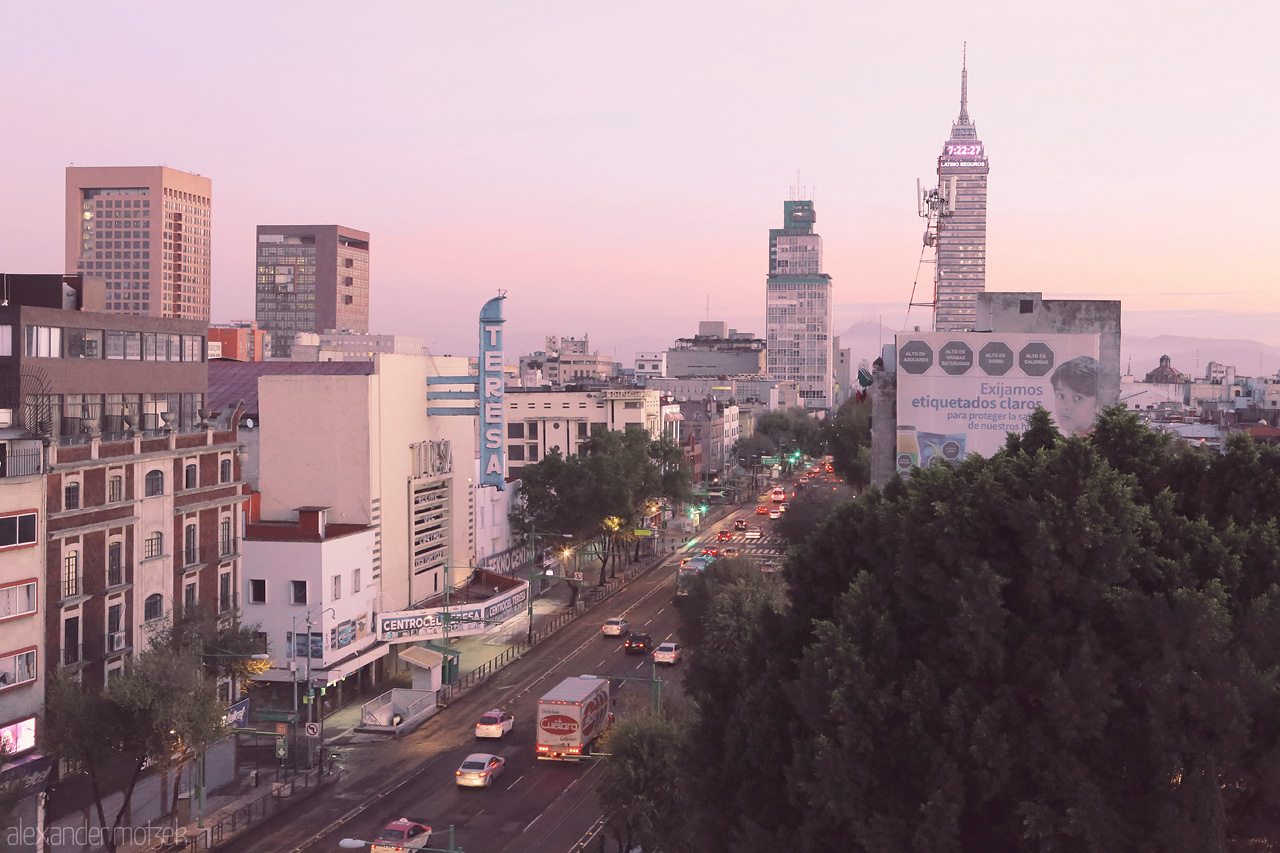 Cielo CDMX Foto von Dusk descends on Mexico City, with pastel skies above bustling streets and iconic architecture.