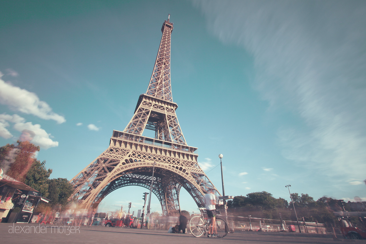 Foto von A dreamy view of the Eiffel Tower stands tall against a Parisian sky, capturing the romantic essence of the City of Light.