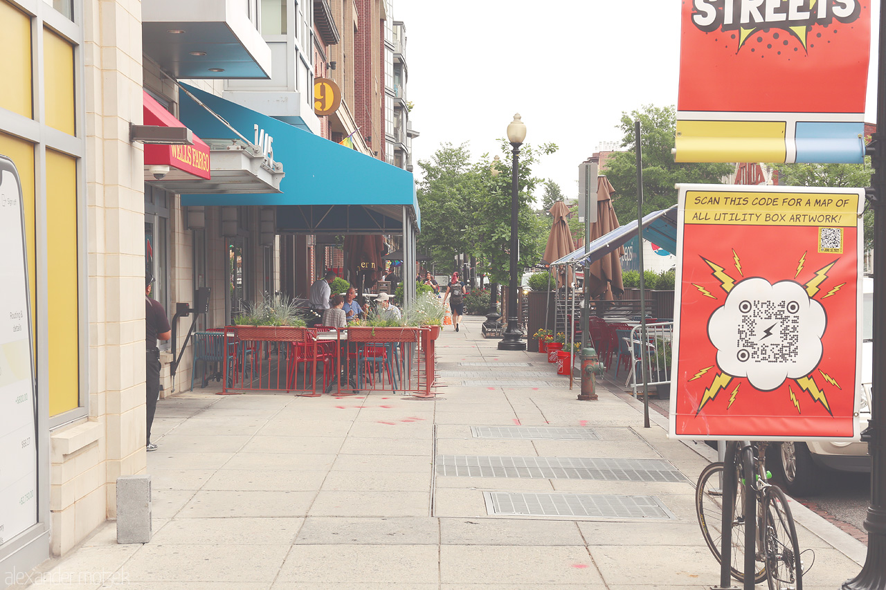 Foto von Explore vibrant streets of D.C., lively cafes with a chic urban charm and unique artistry on display. A snapshot of the city's pulse.