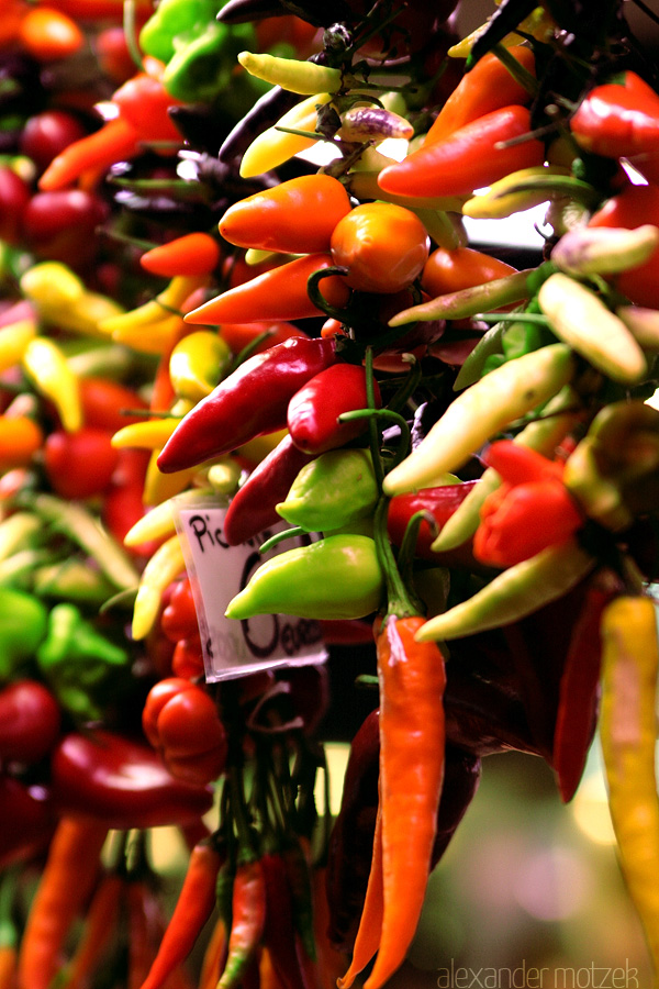 Foto von A vibrant display of colorful chili peppers in a Barcelona market, capturing the fiery essence of Spanish cuisine.