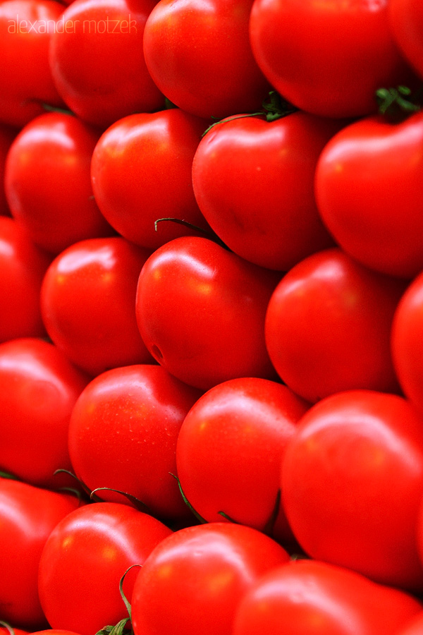 Foto von A vivid display of ripe tomatoes at Barcelona's bustling market, capturing the essence of Catalan flavors.