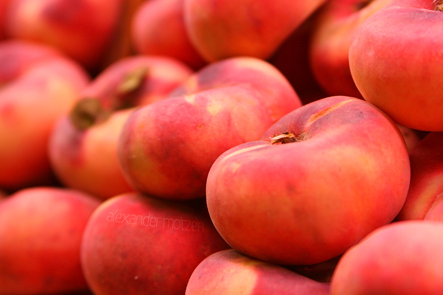 Foto von Juicy flat peaches glow in a vibrant market in Barcelona, capturing the essence of Catalonian harvest.