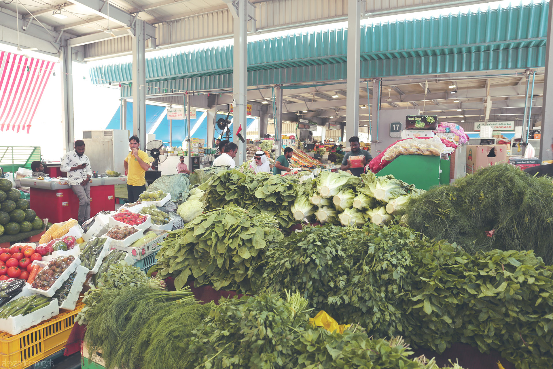 Foto von Fresh greens and vibrant life at Zayed Port market, Abu Dhabi—a local hub buzzing with flavors and Arabic charm.