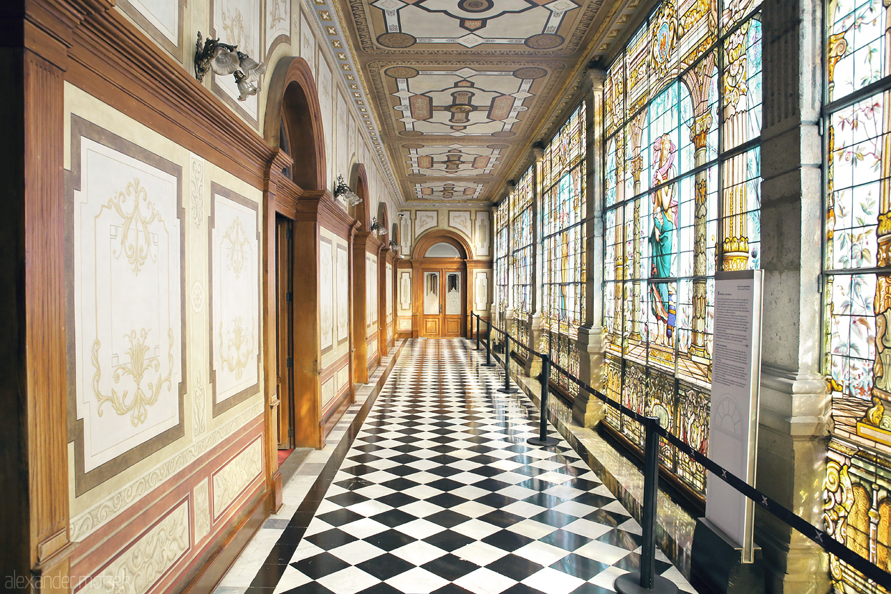 Vitrales Mexicanos Foto von Glimpse of elaborate stained glass and checkered floors in a historic corridor of Miguel Hidalgo, Mexico City.