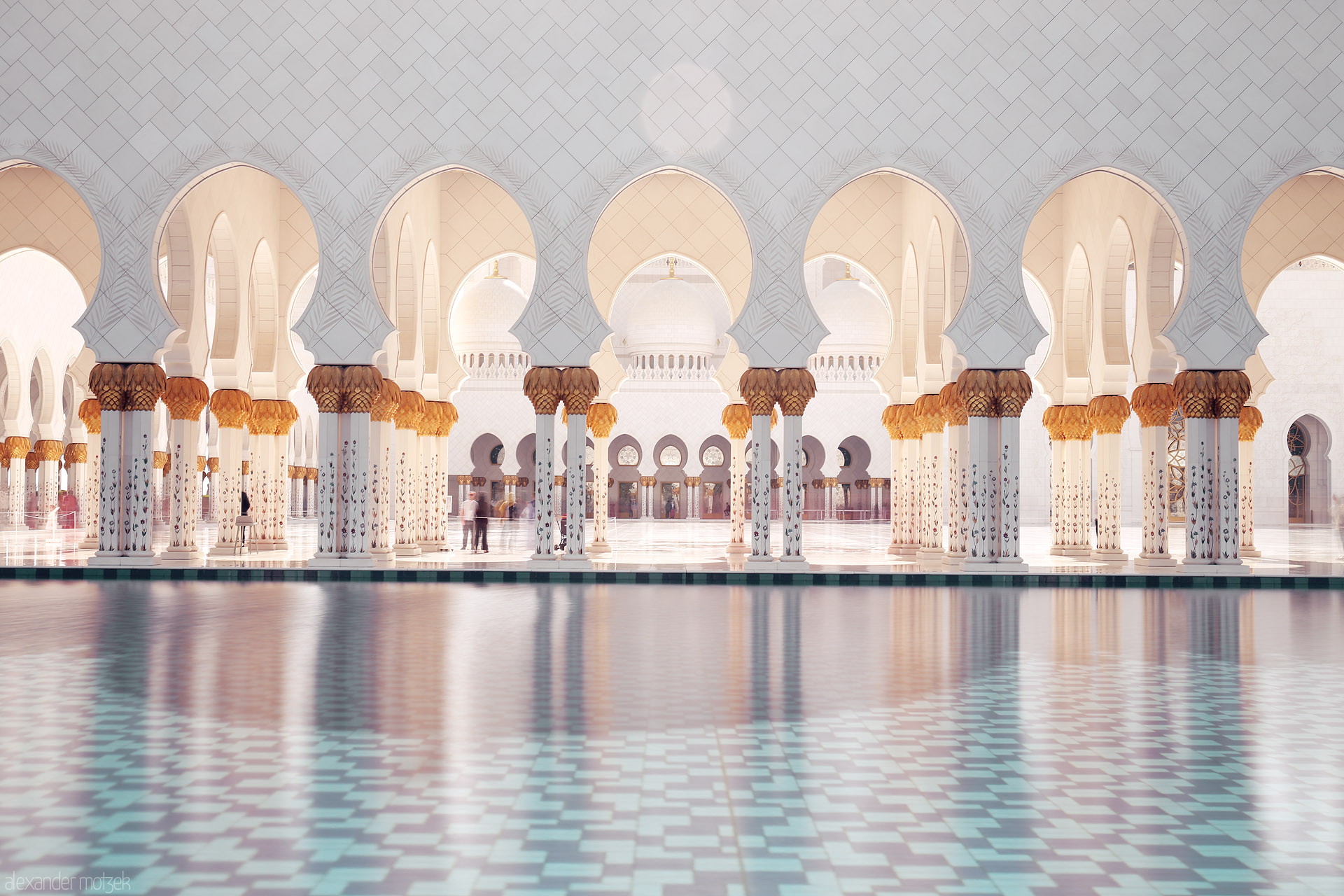 Foto von Golden arches mirrored on tranquil waters, capturing the serene beauty of Sheikh Zayed Grand Mosque in Al Rawdah, Abu Dhabi, UAE.