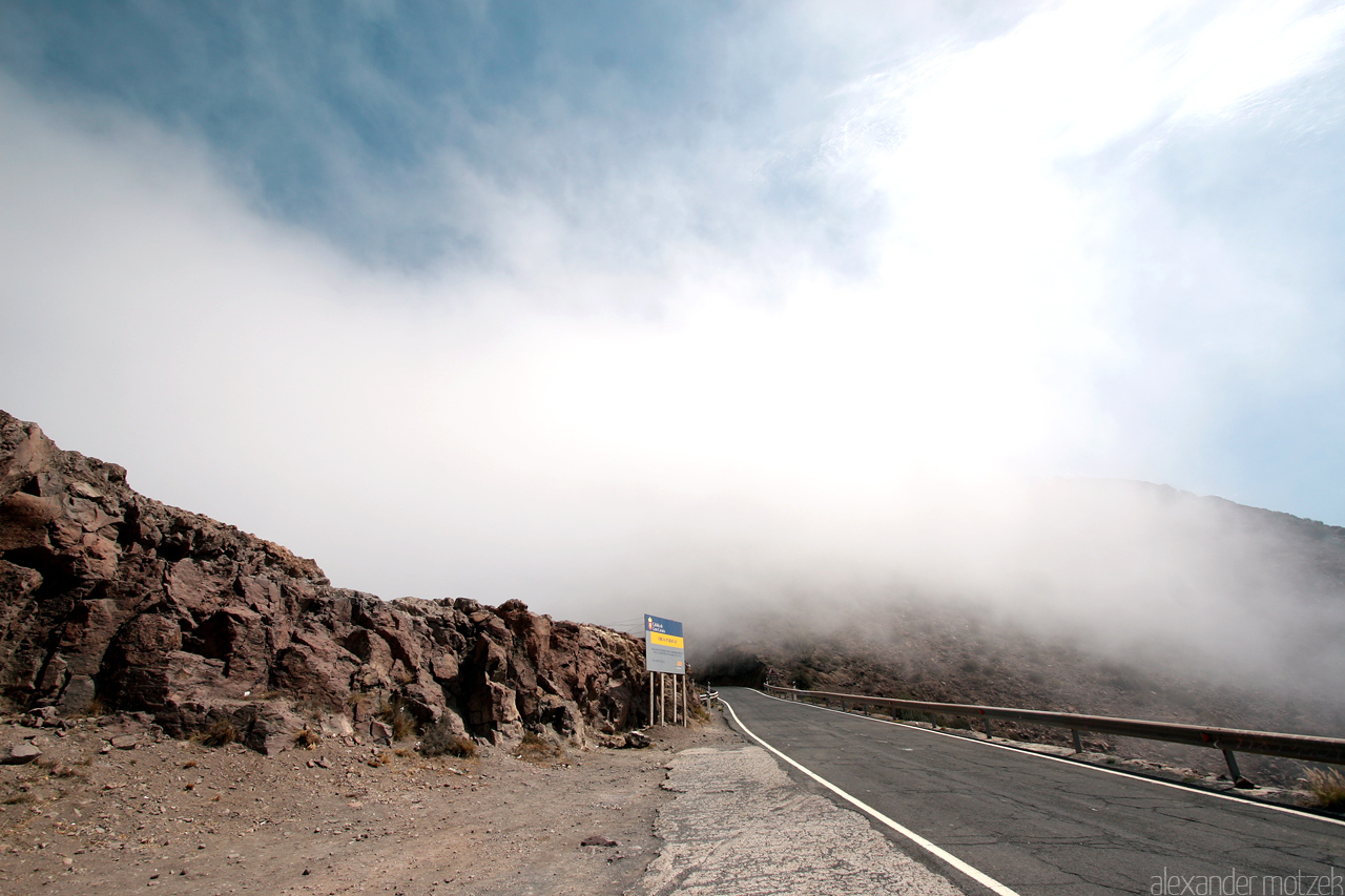 Foto von Gran Canaria Steilküste Berge hängen in den Wolken