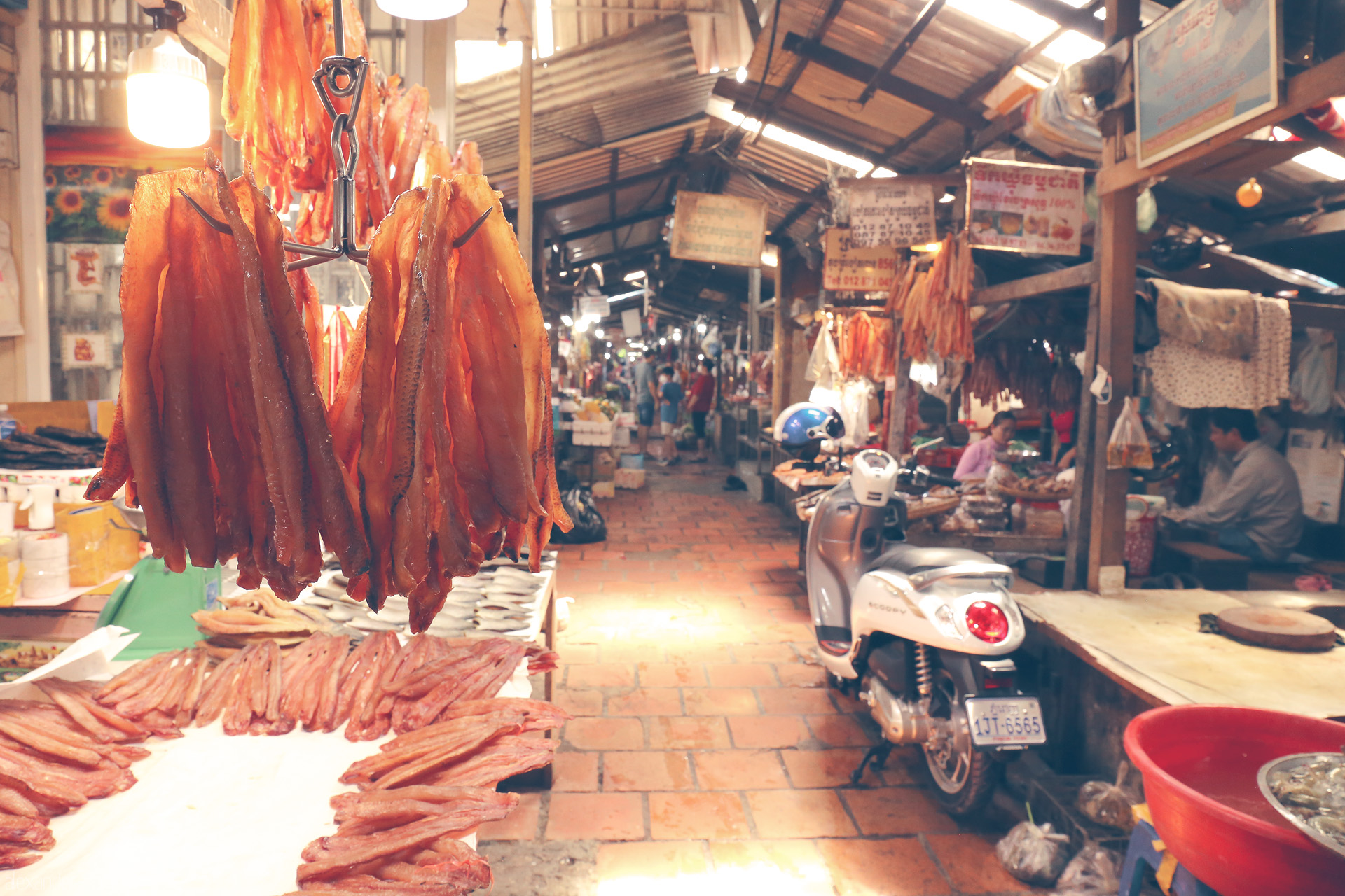 Foto von Hanging fish and bustling life in a Phnom Penh market—local flavors and textures in Cambodia’s vibrant capital.