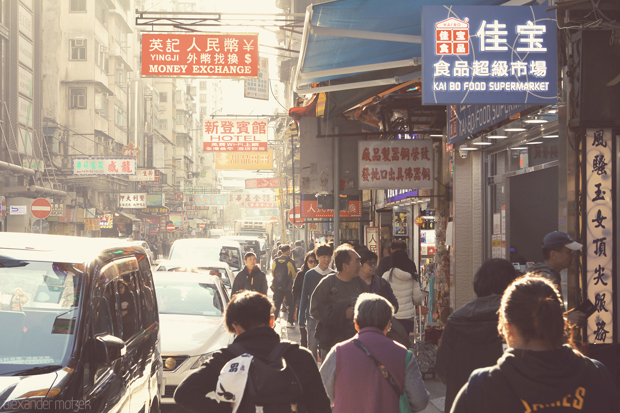 Foto von Belebte Straße bei Sonnenuntergang in Hongkong