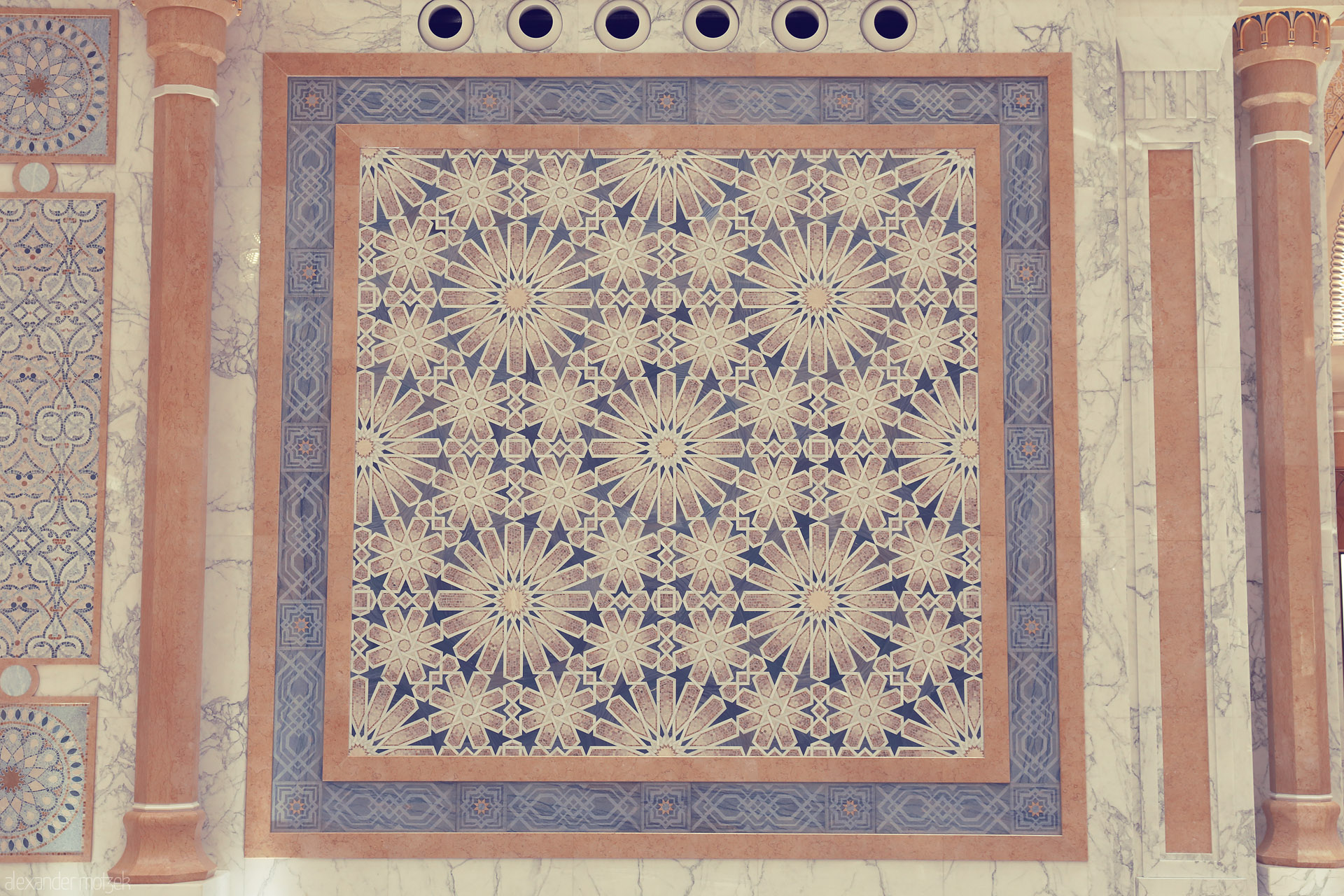 Foto von Intricate Islamic mosaic flourishes on marble in Al Ras Al Akhdar, Abu Dhabi – a blooming tribute to Emirati artistry.