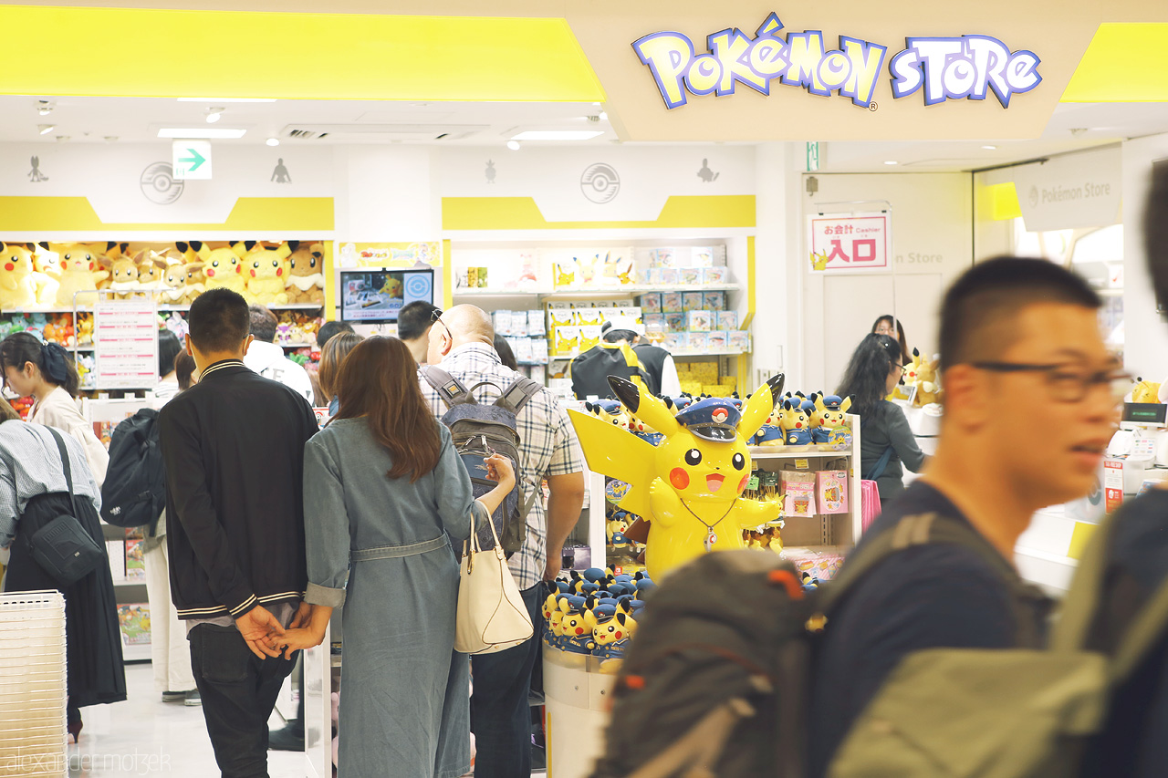 Foto von Belebter Pokemon Store in Tokyo