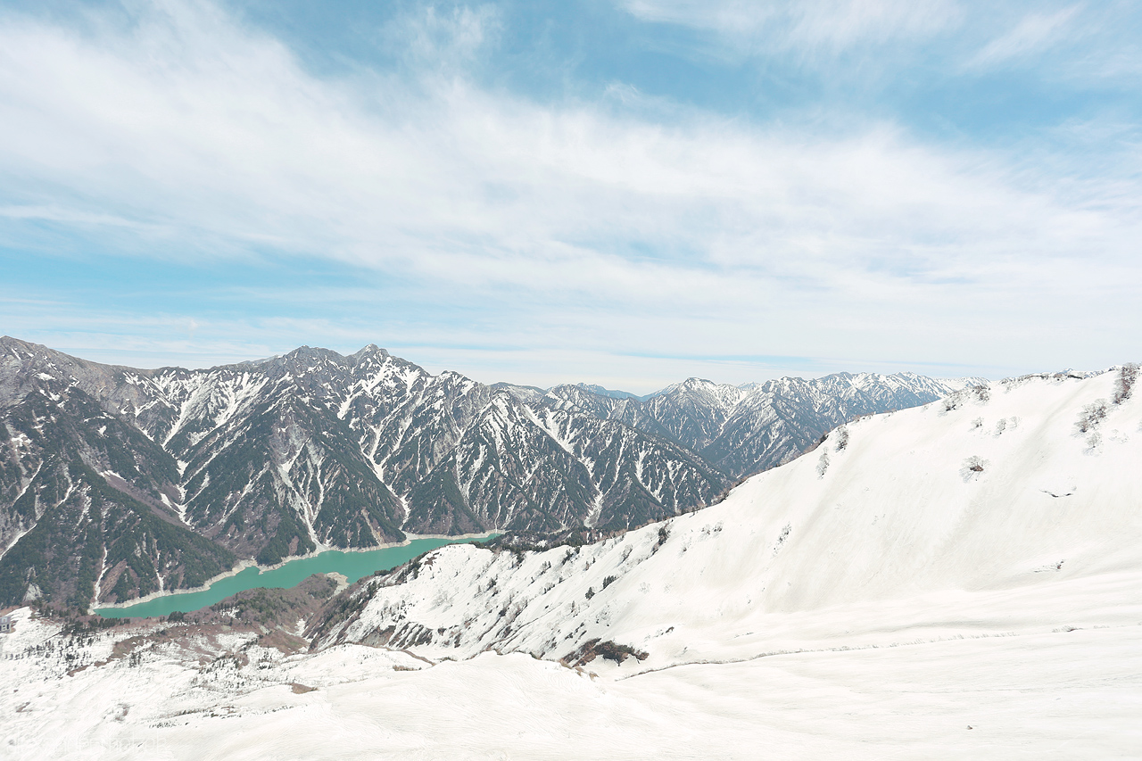Foto von Blick auf den türkisgrünen Alpensee in den japanischen Alpen