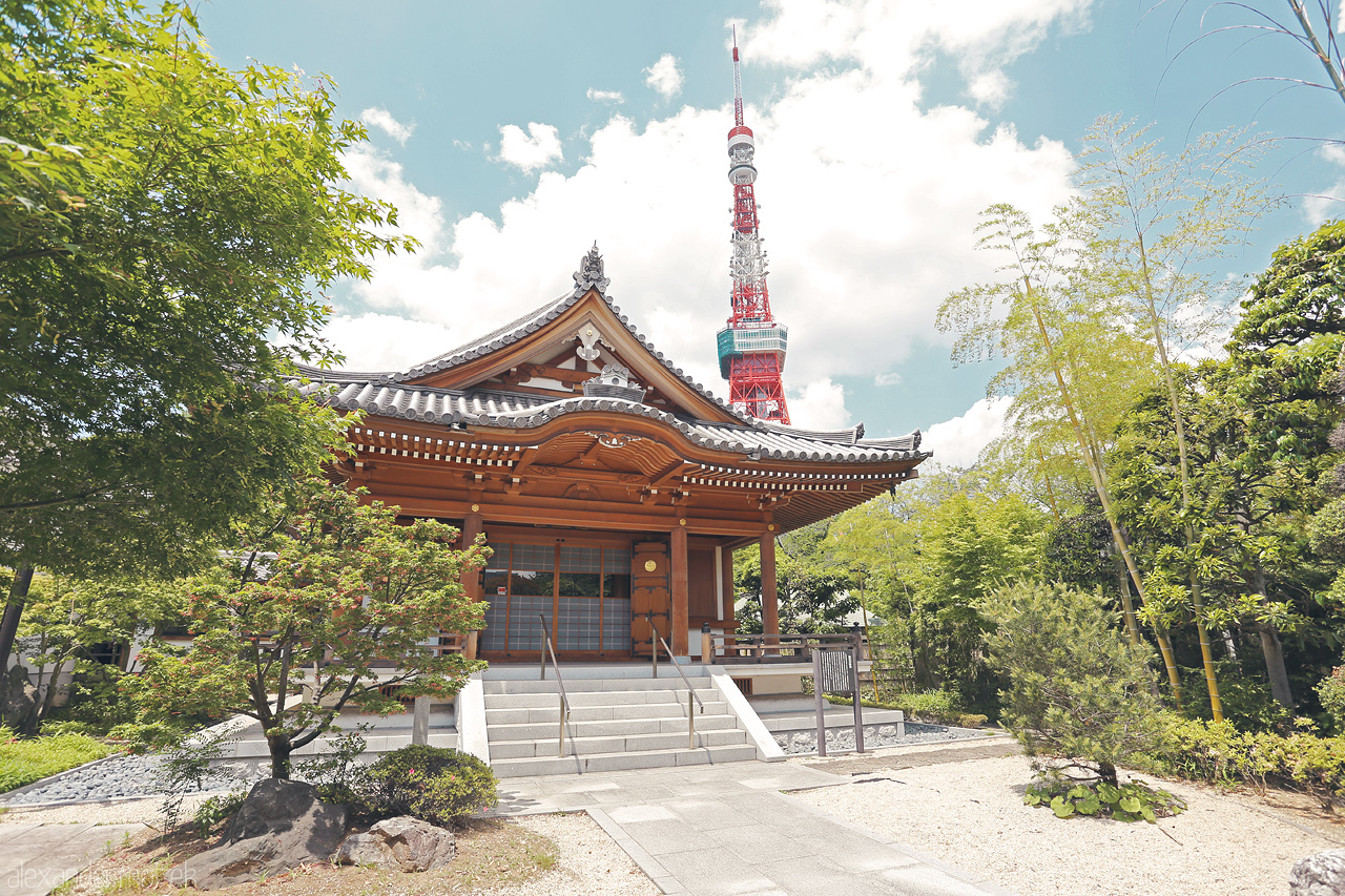 Foto von Der Zojoj Tempel im Vordergrund des riesigen Tokyo Towers