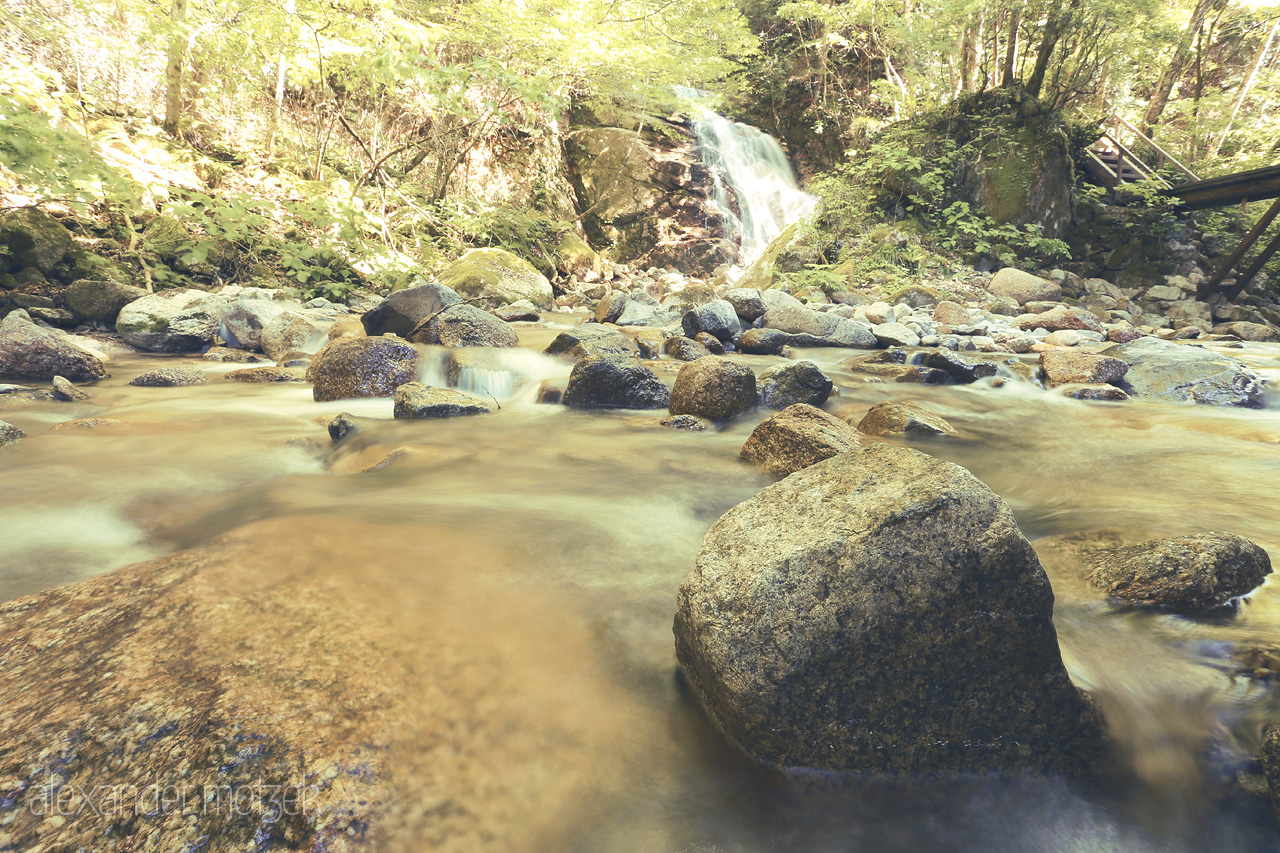 Foto von Die Odaki Medaki Wasserfälle und Bachlauf mit Graufilter