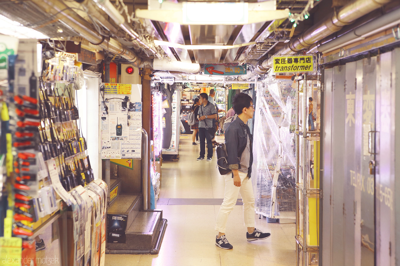 Foto von Die ewigen Flure voller Elektronikbauteile in Akihabara