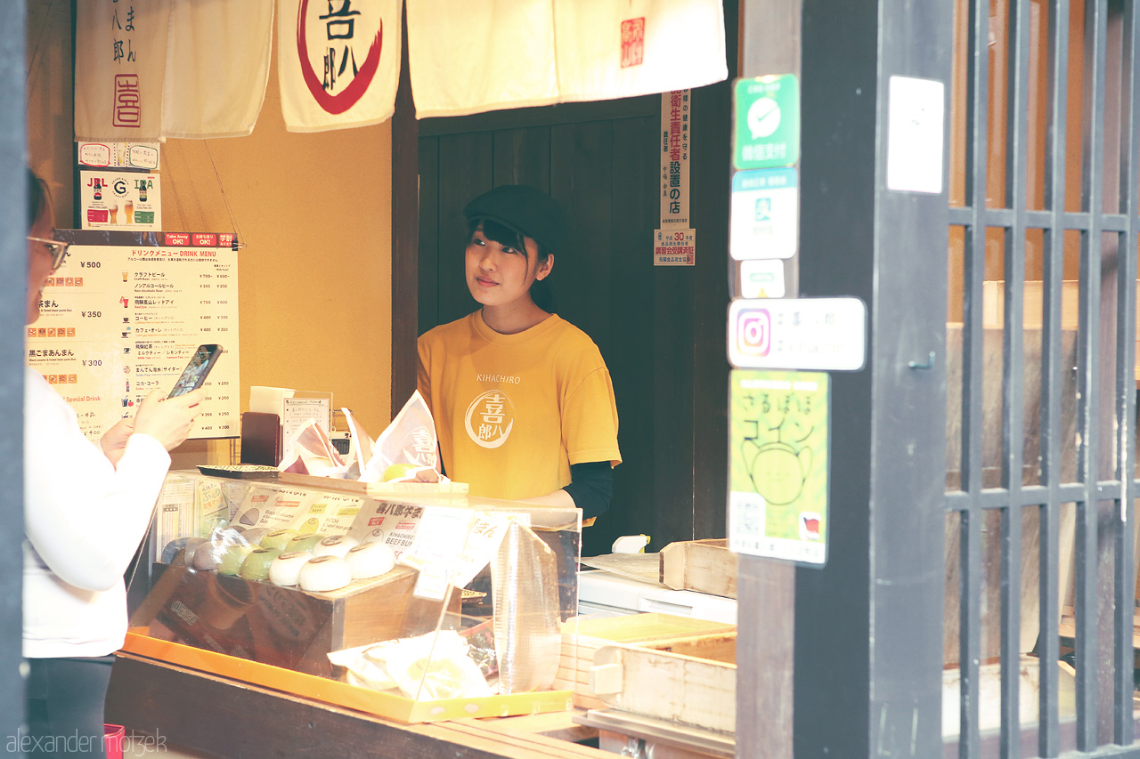 Foto von Frische japanische Buns werden an einem hölzernen Stand verkauft
