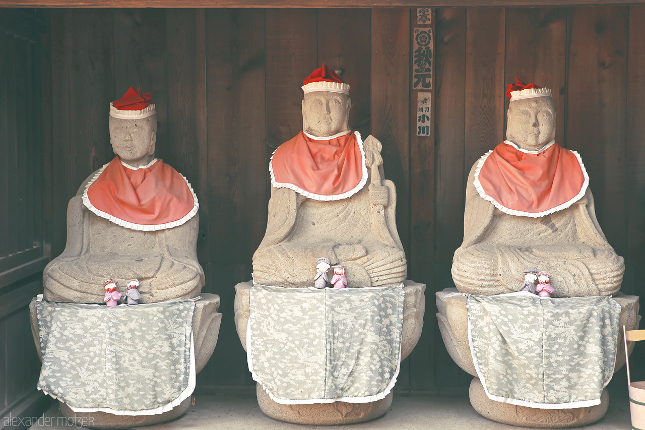 Foto von Große und kleine Jizo Statuen in Takayama