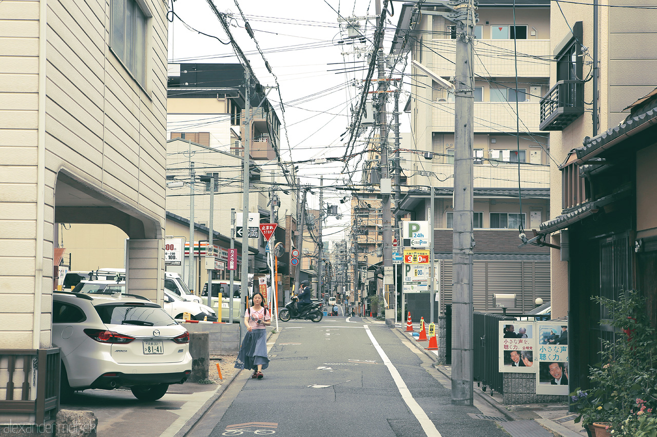 Foto von Hunderte Oberspannungsleitungen versorgen die Innenstadt von Kyoto