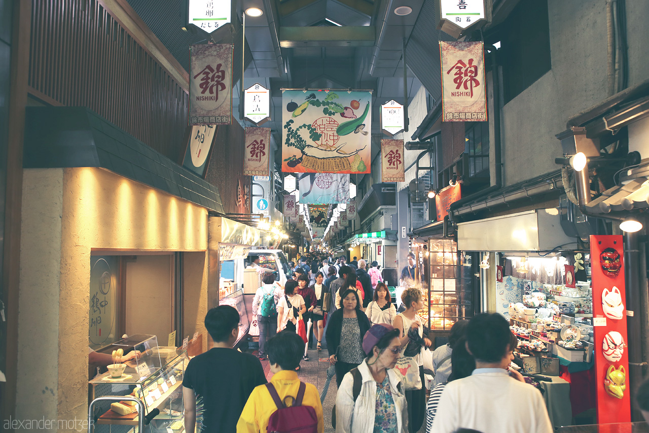 Foto von Hunderte Strömen über den stark besuchten Nishiki Markt in Kyoto
