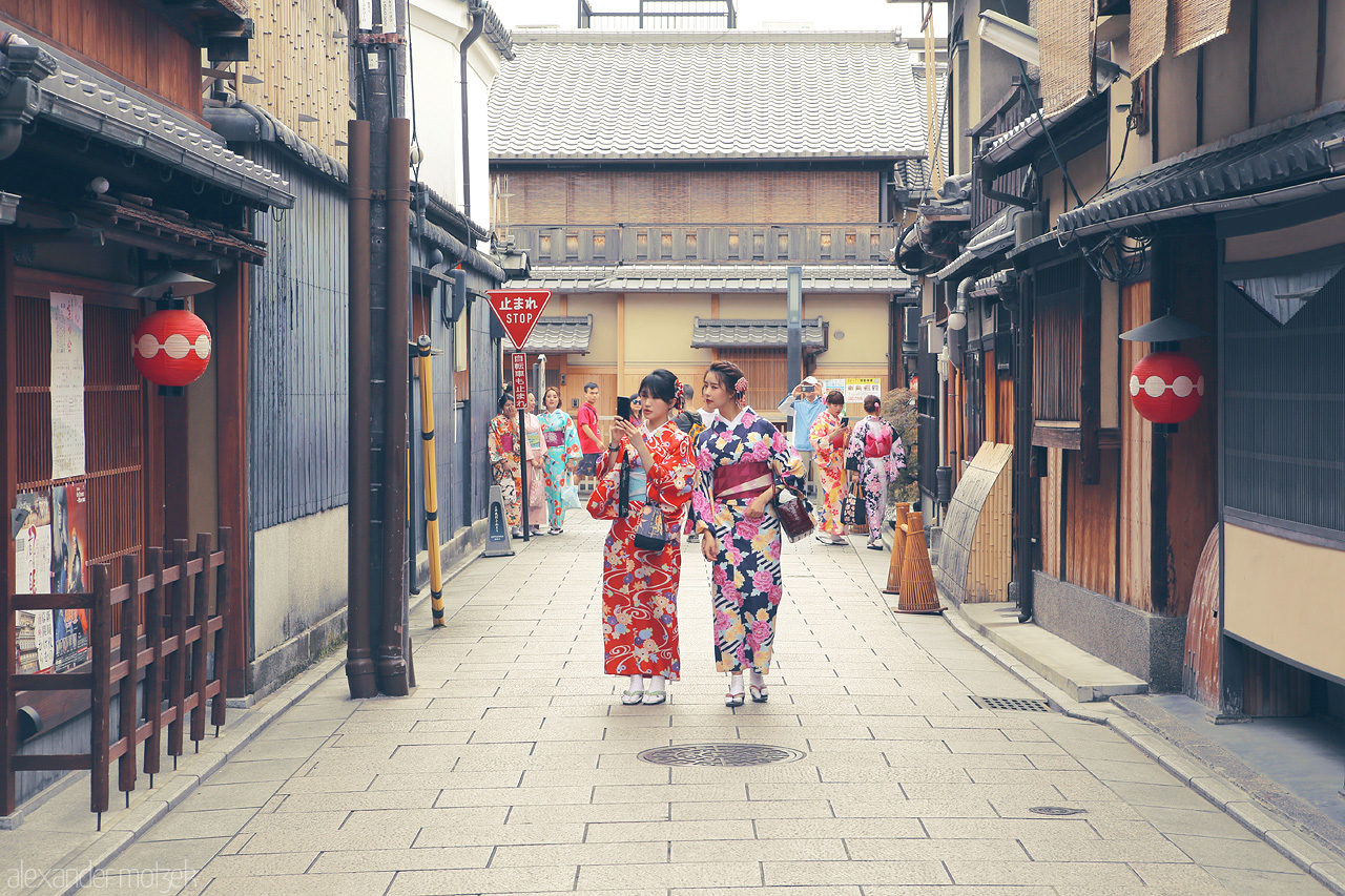 Foto von Kimono tragende Touristen in Kyoto