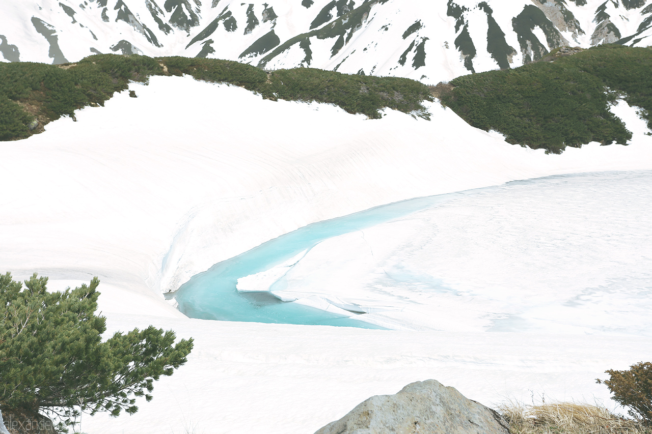 Foto von Kristallklares türkises Gletscherwasser am Taupunkt des Mikuriga-ike