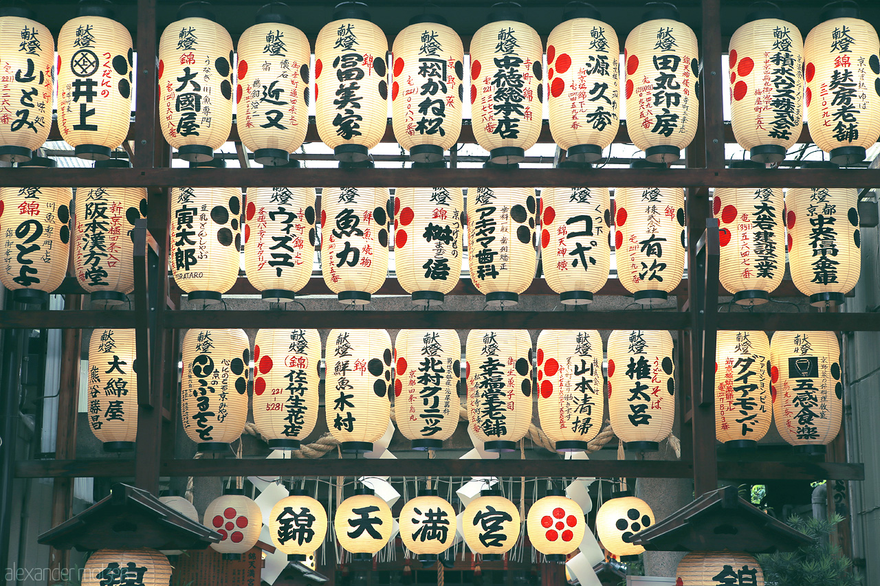 Foto von Lampions auf dem Nishiki Markt
