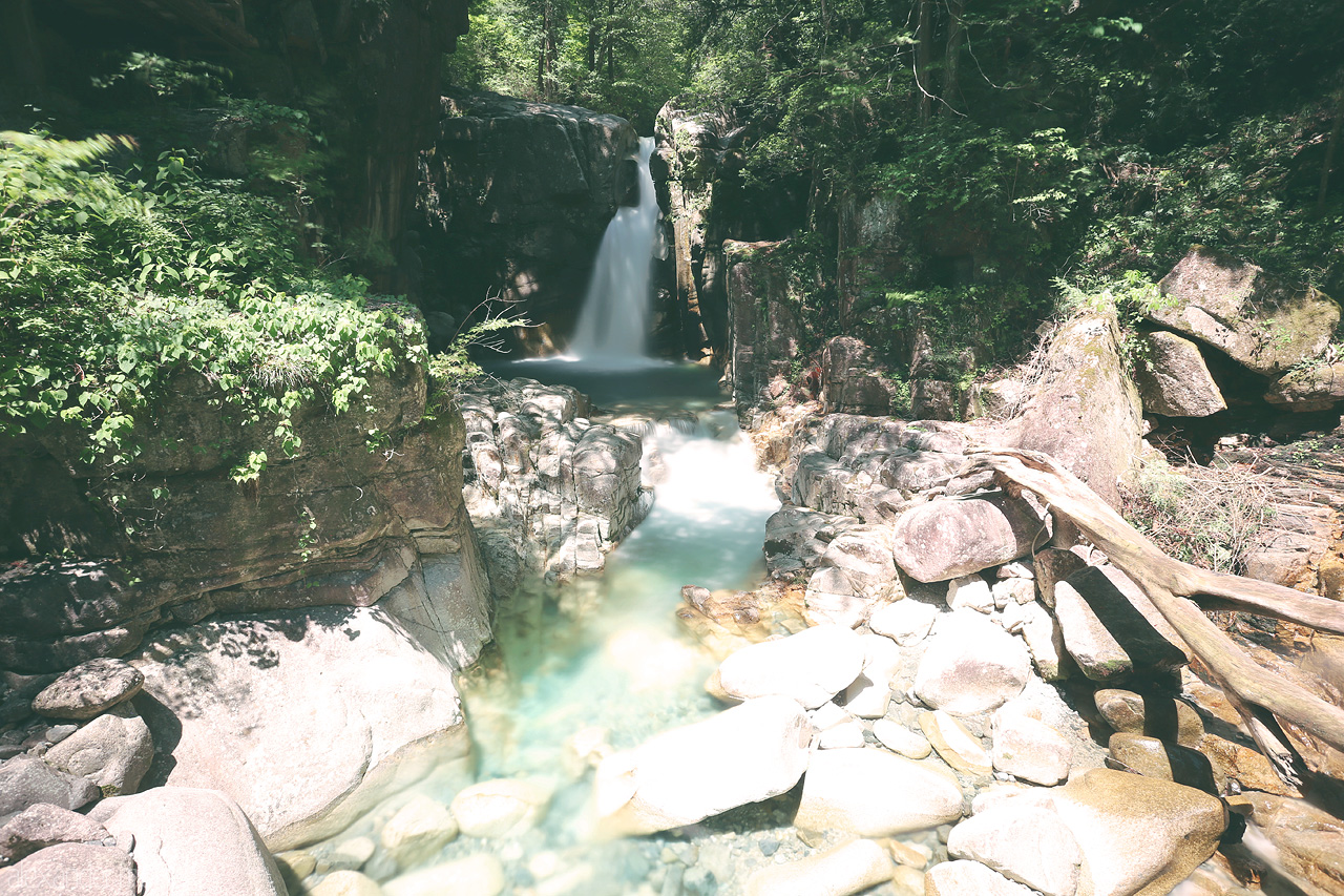 Foto von Malerische Wasserfälle mit Graufilter in Japan