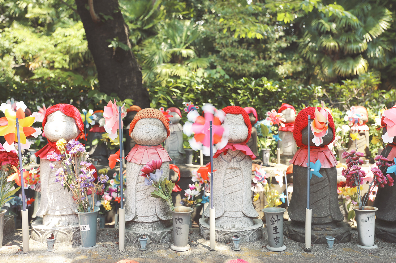 Foto von Small statues wearing cute little red hats in honor of the children