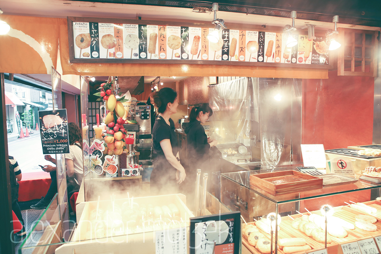 Foto von Stand auf dem Nishiki Markt mit allerlei frittierten Köstlichkeiten