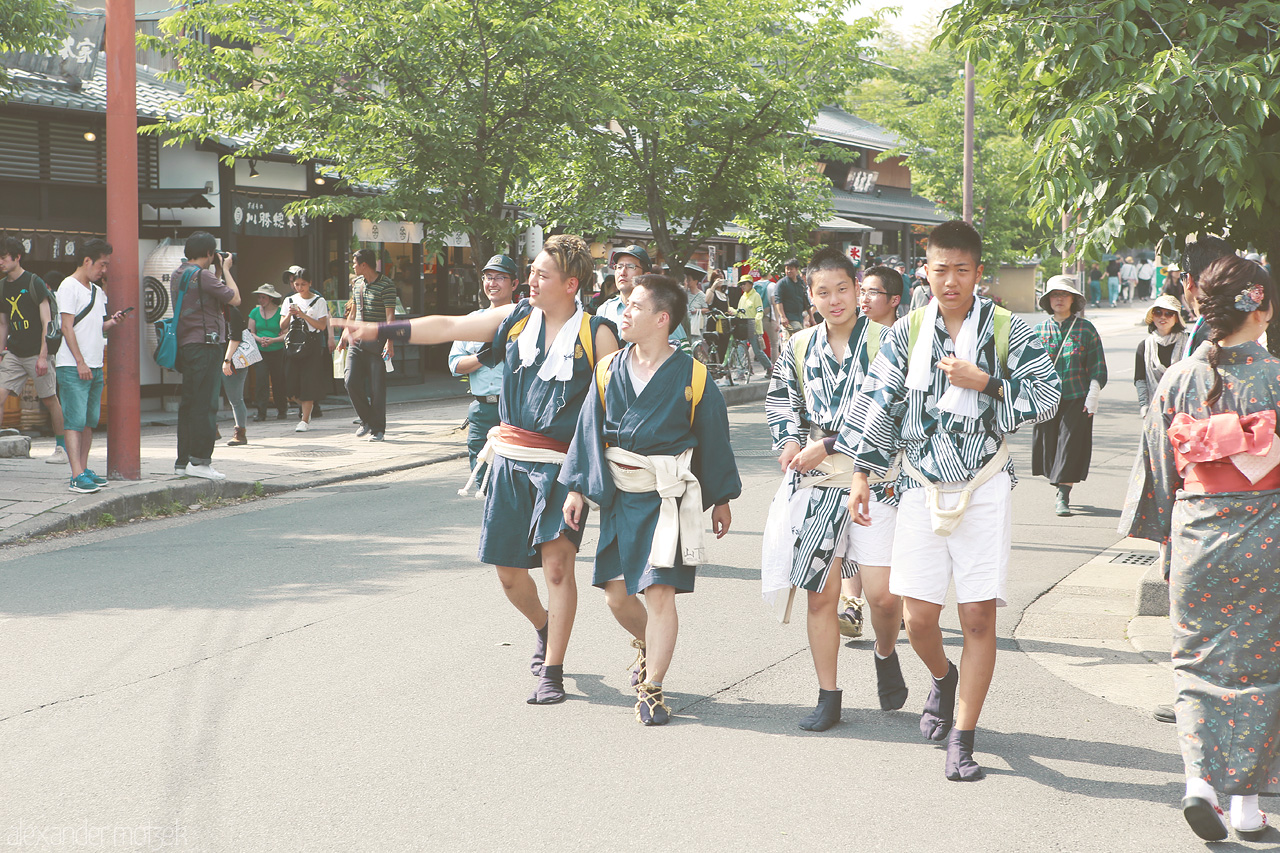 Foto von Teilnehmende einer traditionellen Prozession in Arashiyama