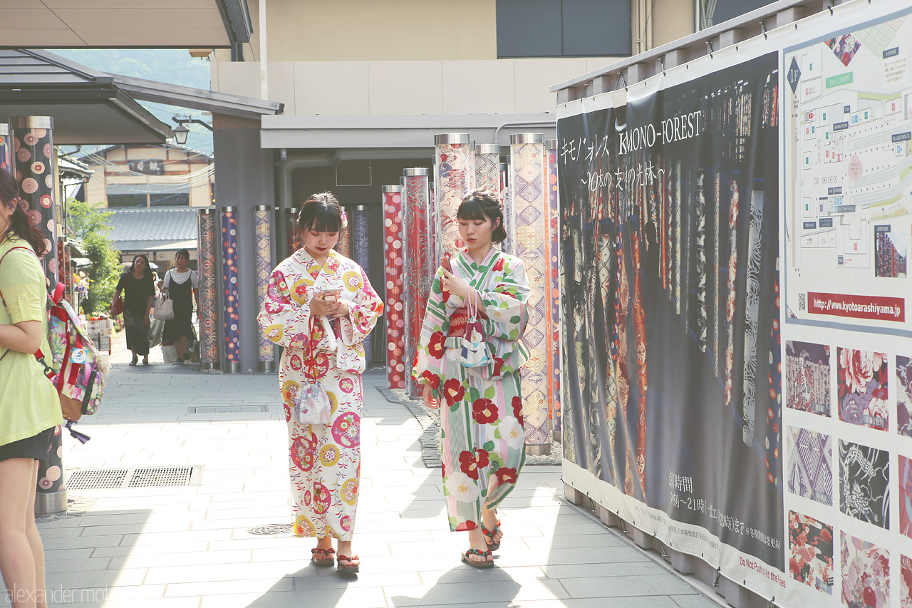 Foto von Touristen in traditionellen Kimonos gekleidet nahe des Kimono-Forest in Kyoto