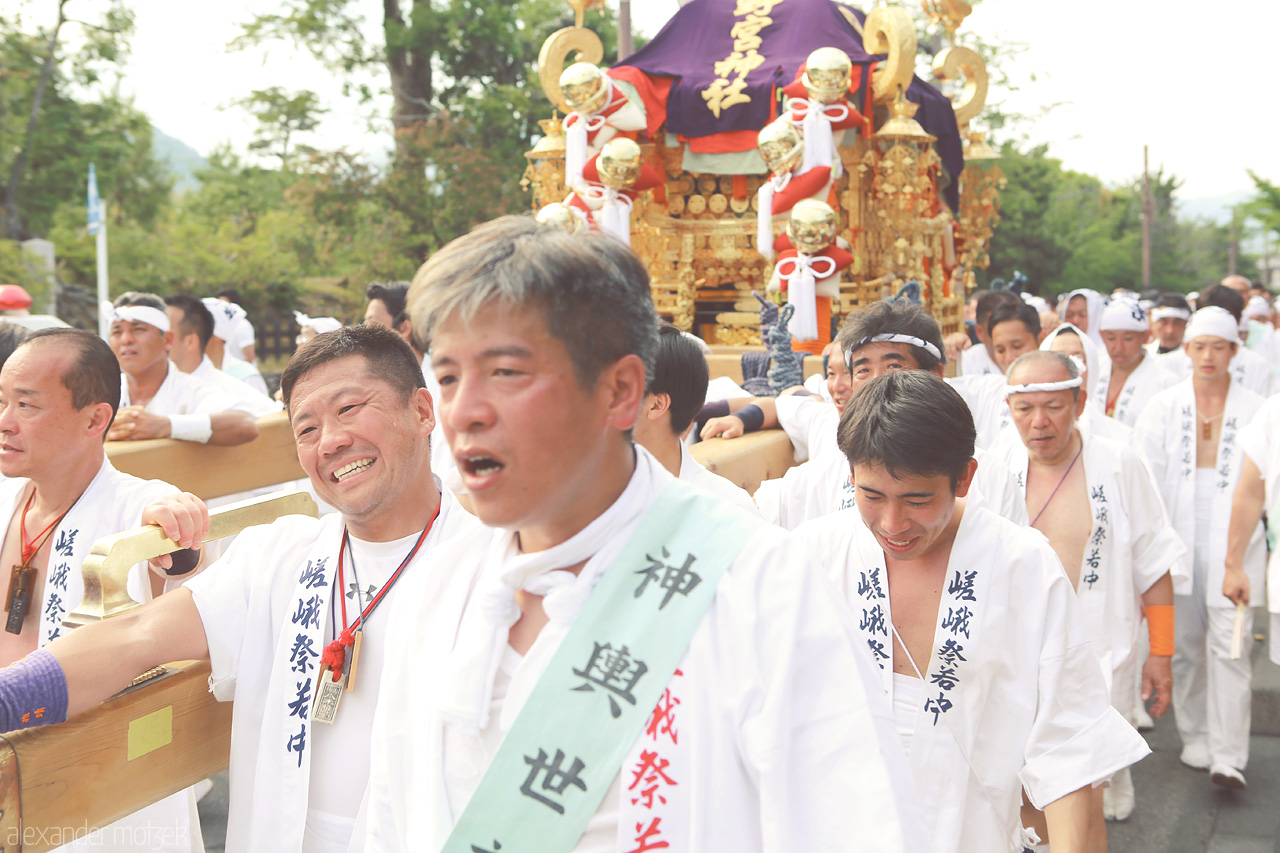 Foto von Traditioneller Umzug in Kyoto einen riesigen Schrein tragend