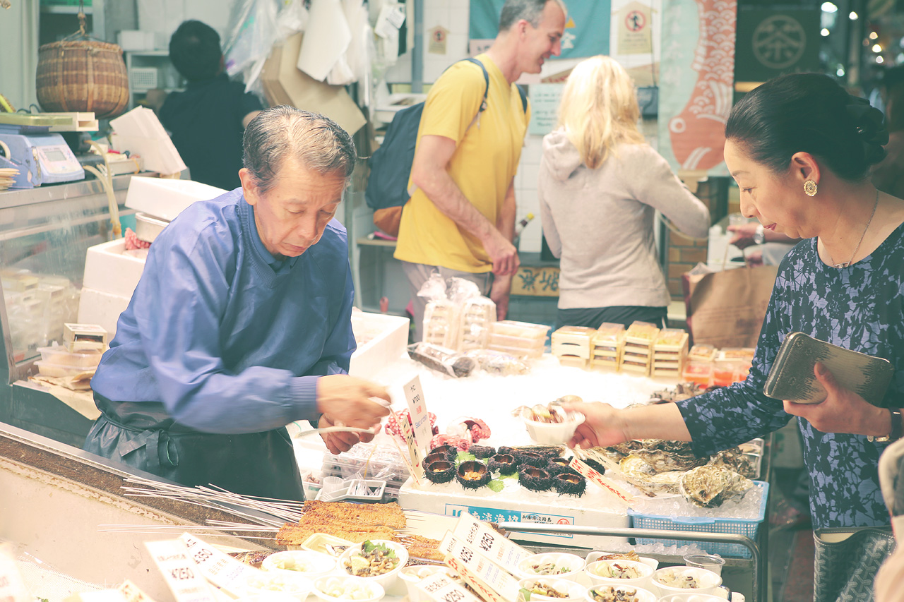 Foto von Verkaufsstand für Meeresfrüchte und Seeigel auf dem Nishiki Markt