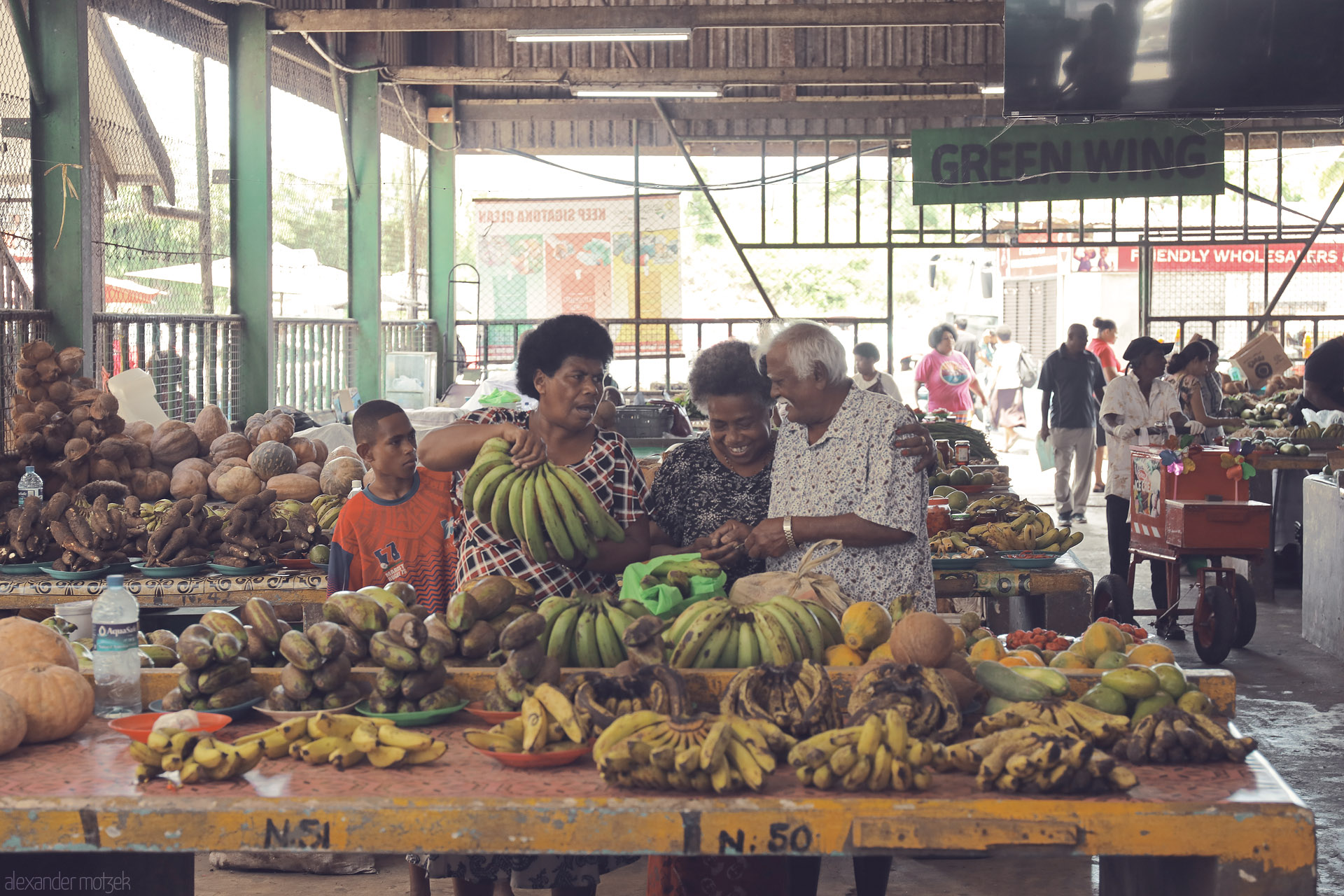 Foto von Laughter and bargaining over bananas, coconuts, and tropical produce at Sigatoka Market in Fiji, inside the bustling Green Wing.