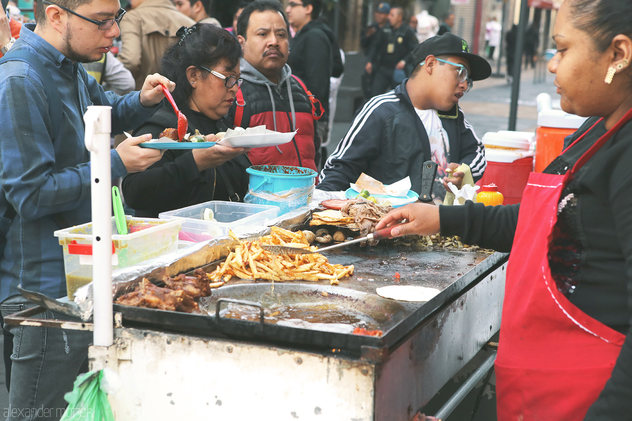 Sazón CDMX Foto von Local vendors serve street cuisine in the bustling Cuauhtémoc, capturing the essence of Mexico City's flavors.