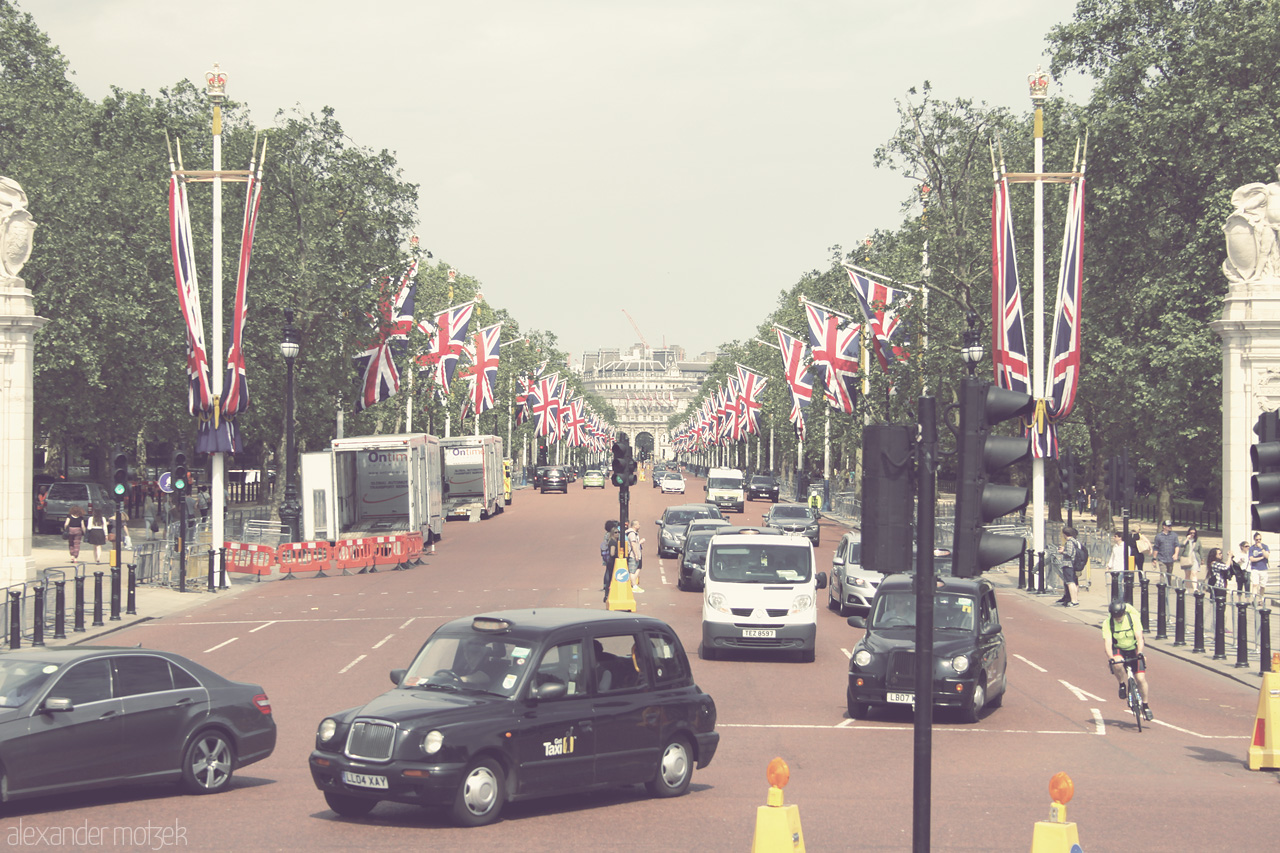 Foto von A street lined with Union Jacks, bustling taxis, and timeless charm in the heart of London.