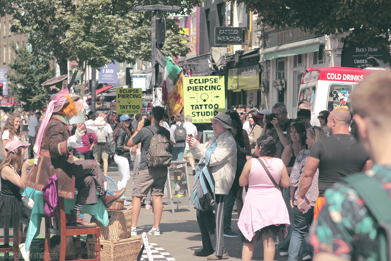 Foto von Bustling Camden Market comes alive with vibrant street performers and curious onlookers in London.