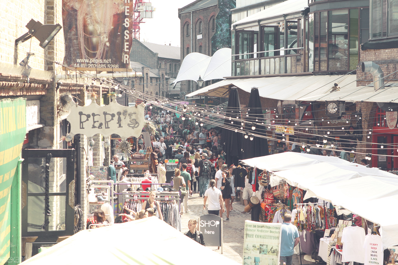 Foto von Bustling crowds wander through Camden Market, London, under a canopy of strings and shops.