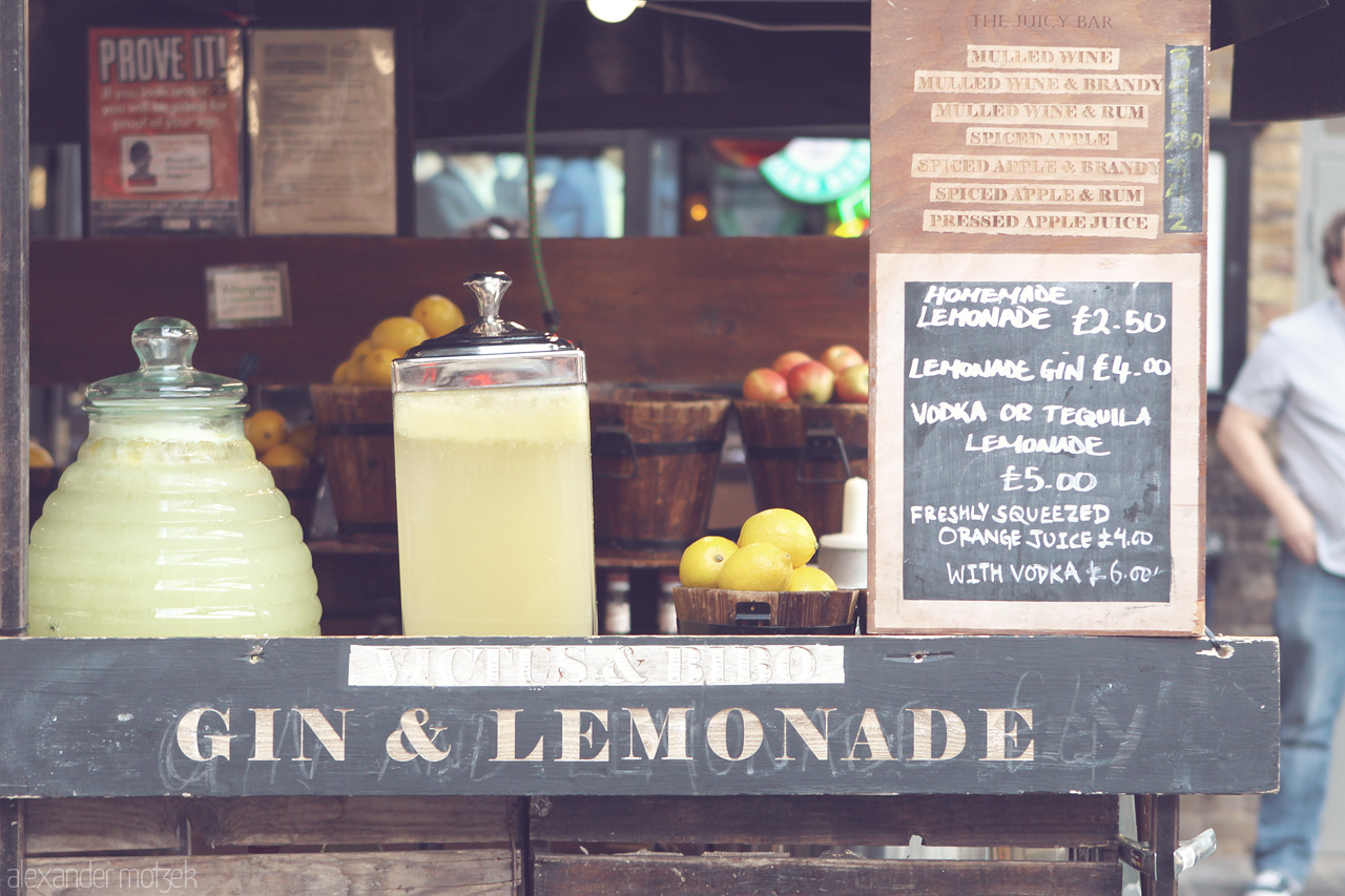 Foto von Discover fresh lemonade stands in London, offering zesty drinks with a twist of local flavor. A citrus haven amidst the city's bustle.