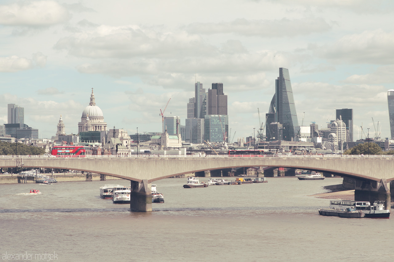 Foto von Gaze upon the iconic London skyline with St. Paul's Cathedral and the flowing Thames, where history and modernity blend seamlessly.