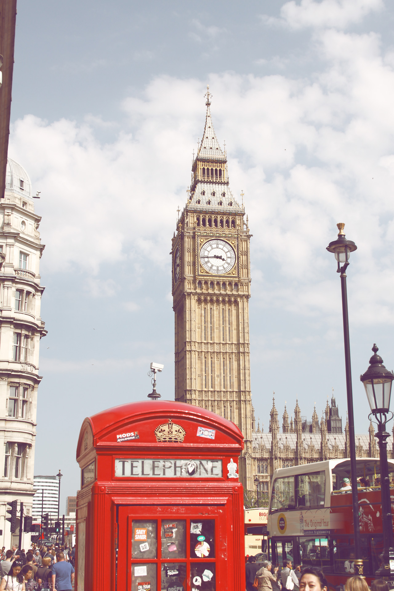 Foto von Iconic red phone booth stands proudly before Big Ben, capturing London's timeless charm. Vintage vibes fill the bustling cityscape.