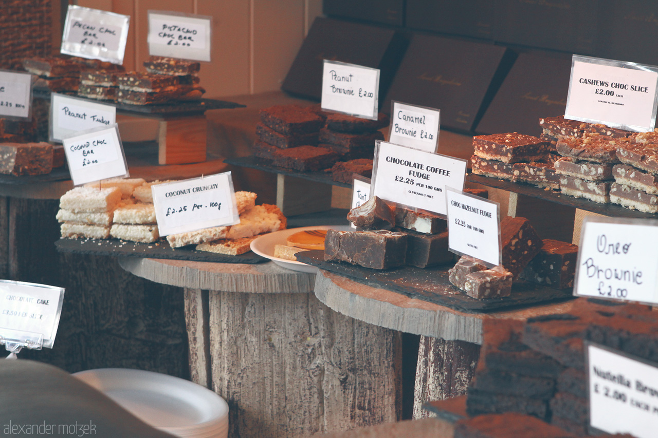 Foto von Tempting treats in a charming London bakery, showcasing Britain's sweet bite-sized architectural wonders.