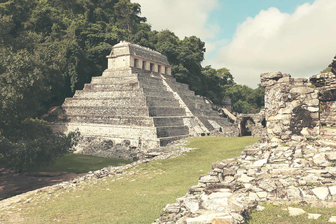 Palenque Passeo Foto von Majestic Maya ruins of Palenque amidst the lush Chiapas jungles, evoking ancient mysteries.