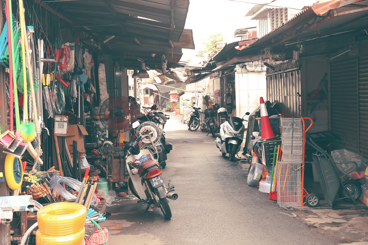 Foto von Discover the vibrant life of Penang's alleys, where everyday objects and scooters reflect the heart of local culture and community.