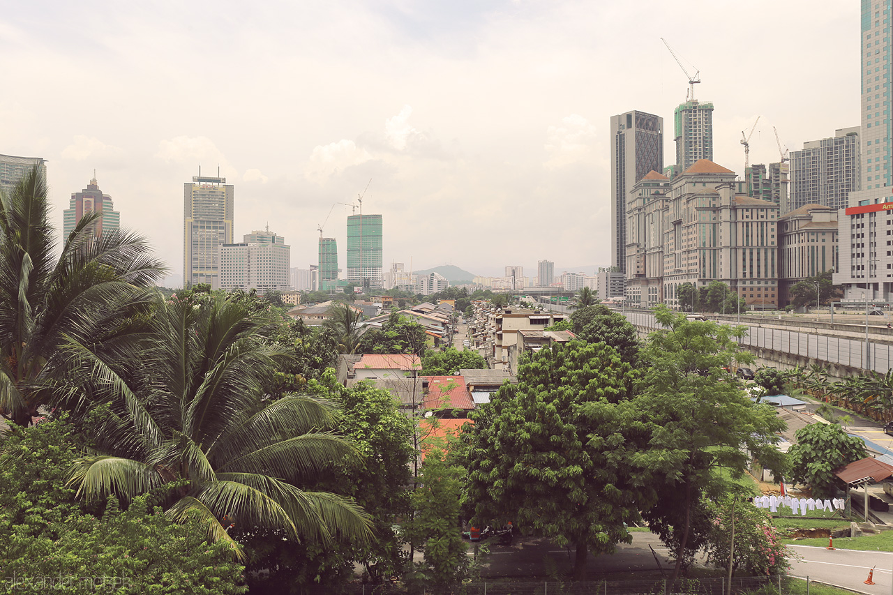 Foto von Diverse urban skyline meets tropical greenery in Kuala Lumpur, Malaysia. A vibrant mix of modern towers and lush landscapes.