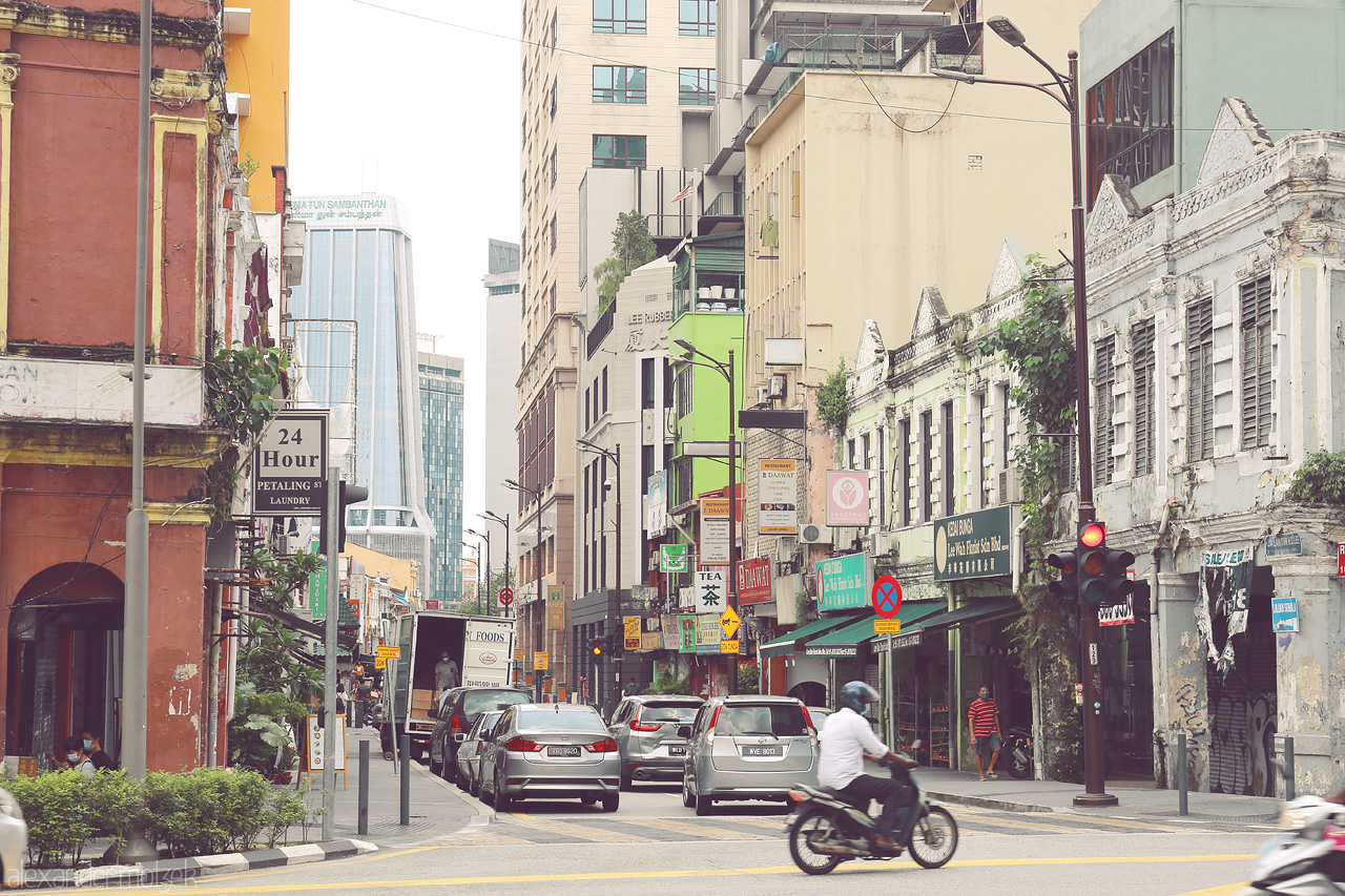 Foto von Explore the vibrant streets of Kuala Lumpur where tradition meets modernity under the warm tropical sun.