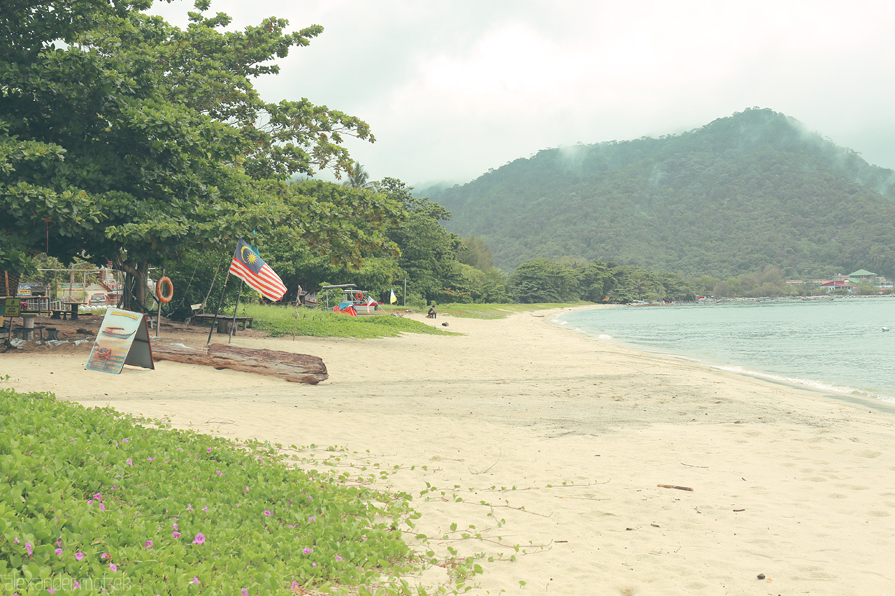 Foto von Gentle sands and lush greenery of Penang's tranquil beaches invite you to unwind under Malaysian skies.