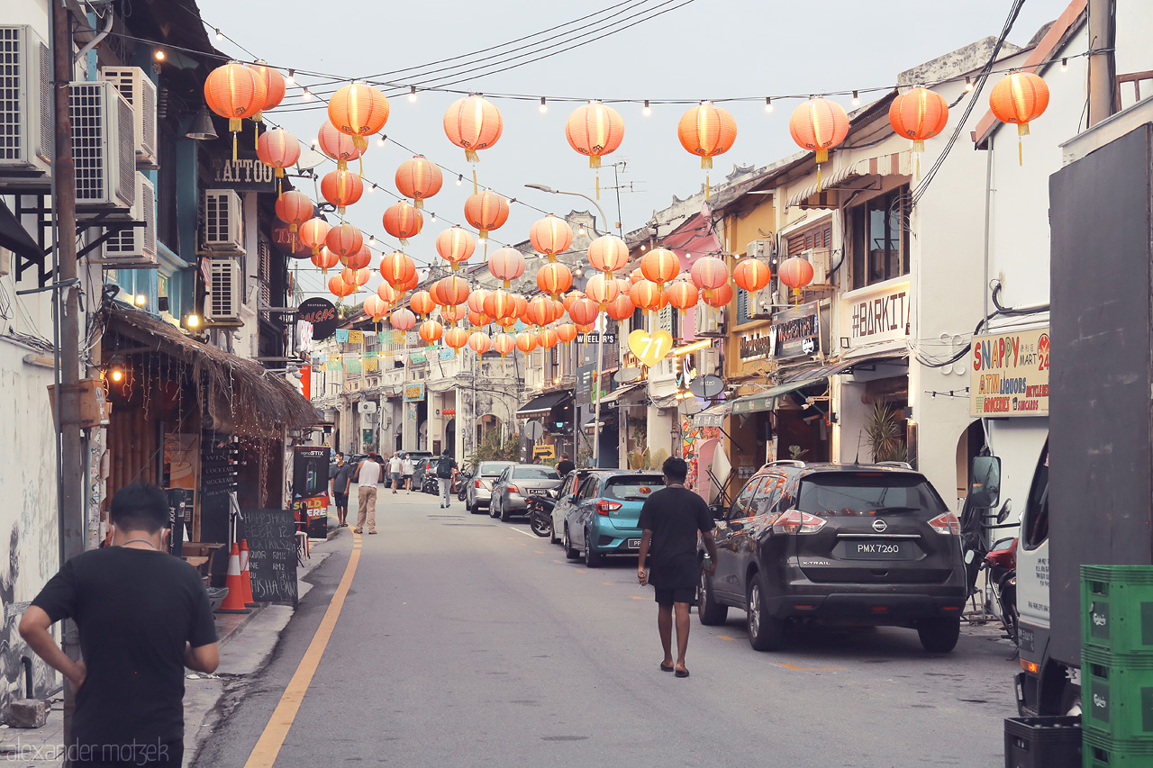 Foto von Lanterns light up a vibrant street in Penang, Malaysia, capturing the essence of its rich cultural tapestry.